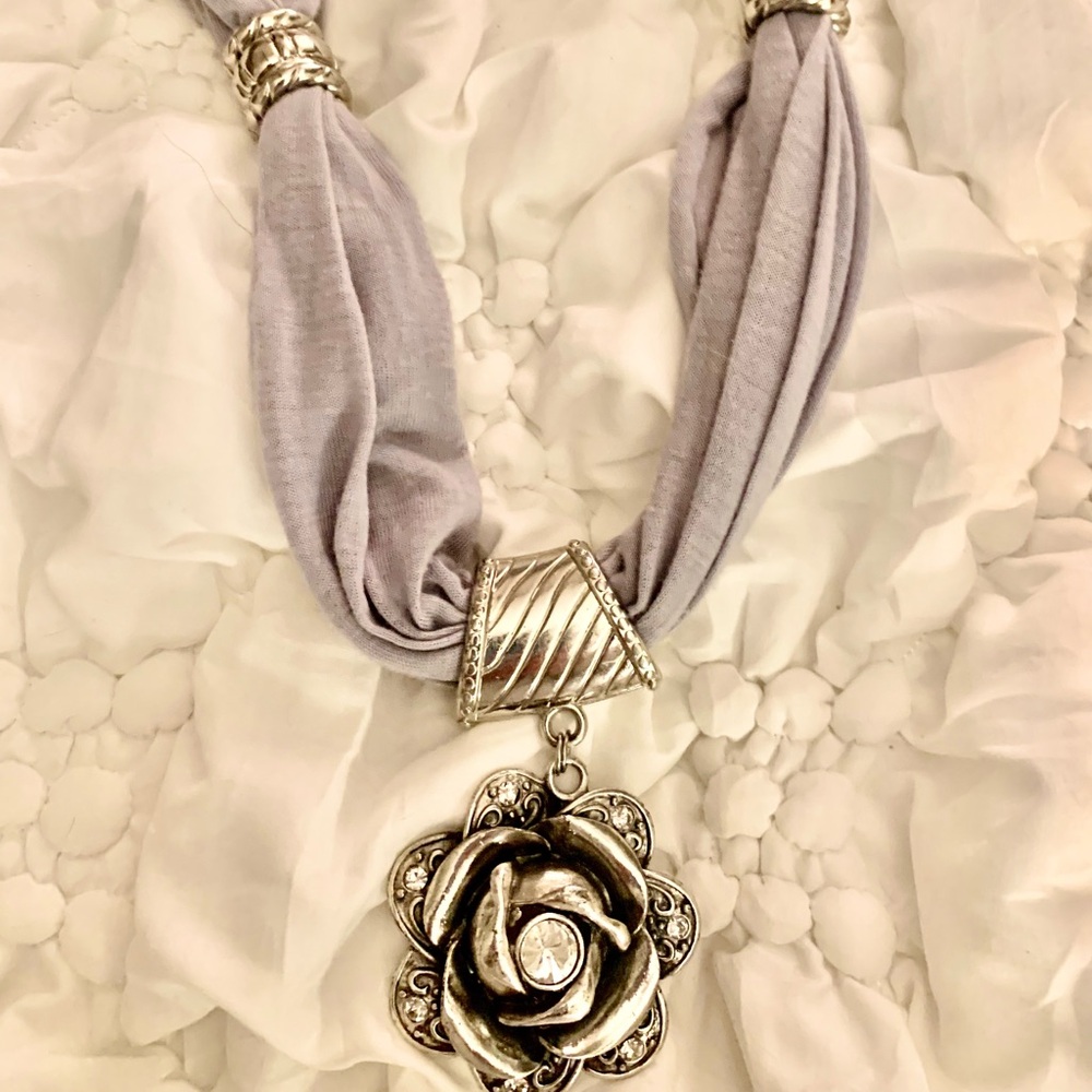 Elegant Silver Floral Pendant Necklace